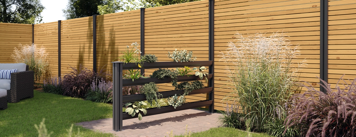 Moderner Sichtschutz aus Holz mit anthrazitfarbenen Pfosten und bepflanztem Rankelement im Garten.