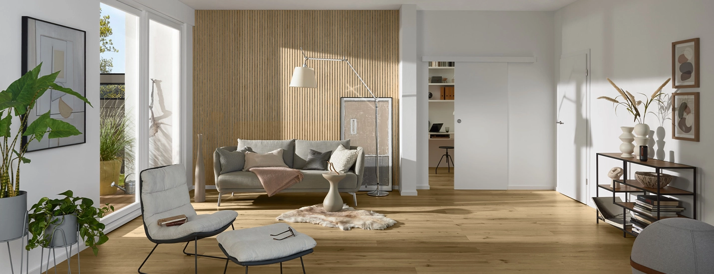 Helles Wohnzimmer im Skandi-Stil